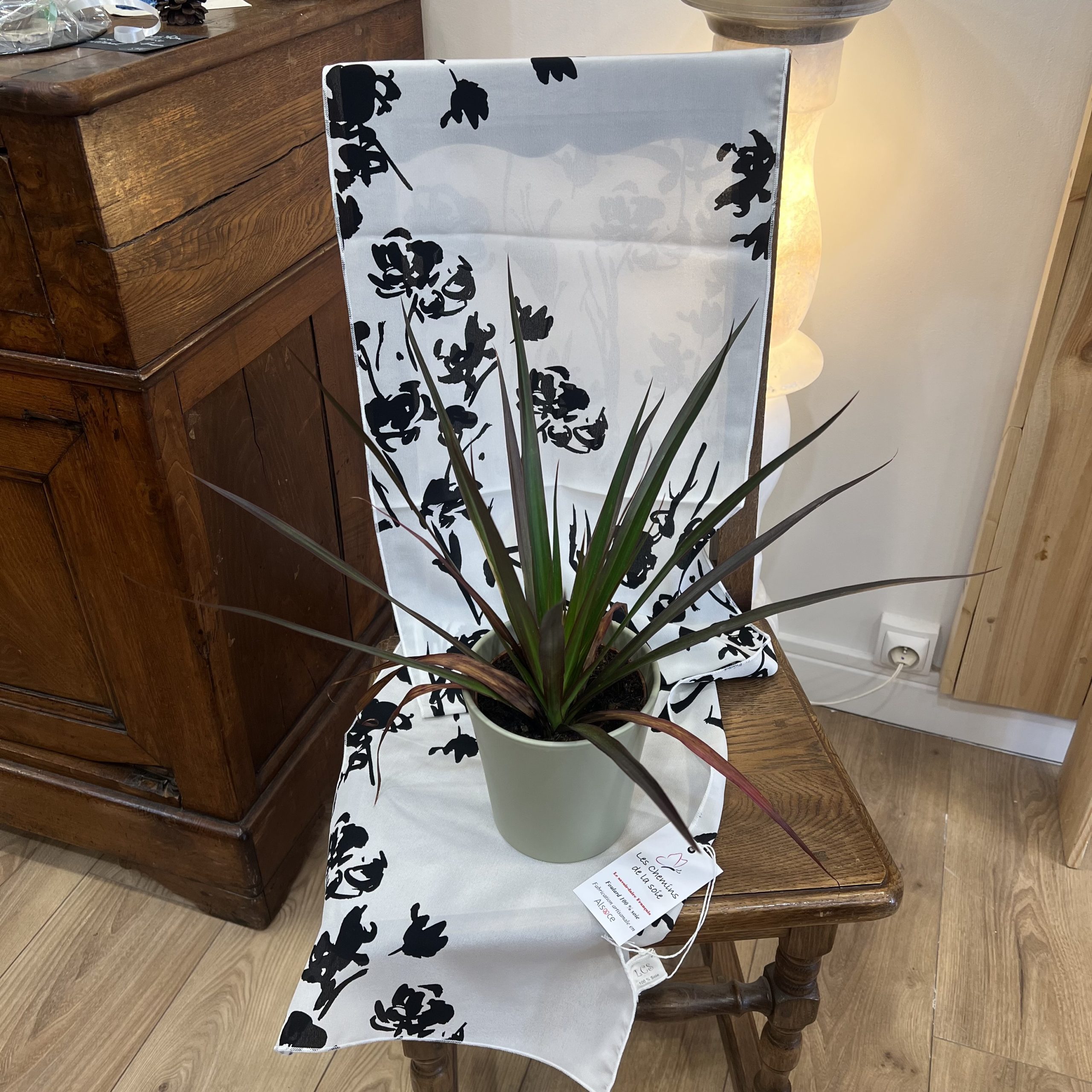 Foulard soie peignée japonisant noir et blanc
